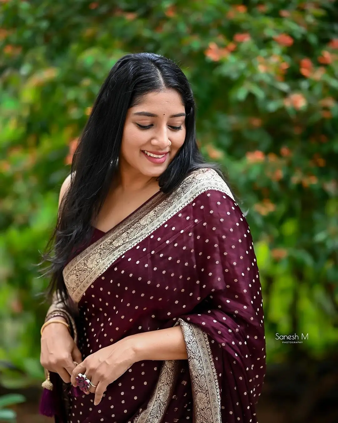 MALAYALAM ACTRESS ANUMOL IMAGES IN MAROON SAREE